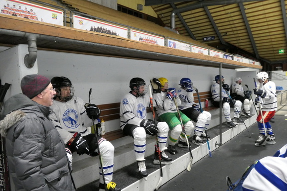 Gründervater und Urgestein Wäckerle inspiziert die Bank der Weissen